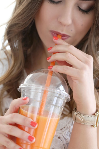 写真 オレンジジュースで美しい少女