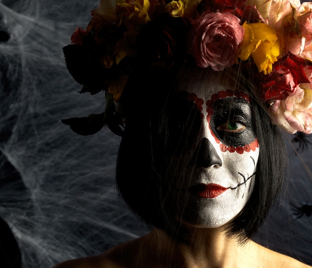 Bella ragazza con la tradizionale maschera di morte messicana. calavera catrina