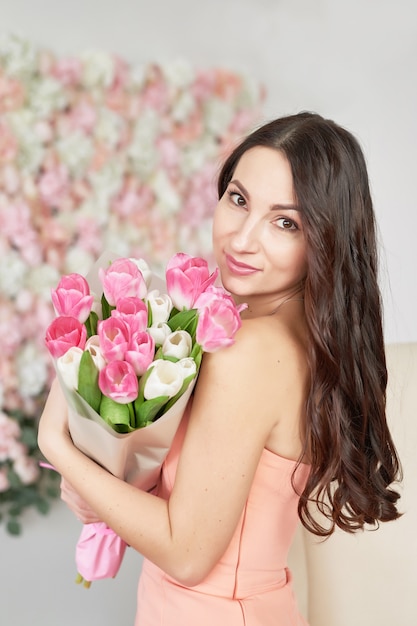 チューリップの花で美しい少女。