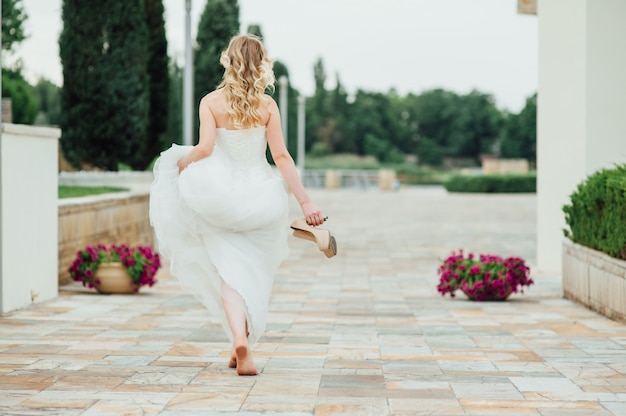 Bella ragazza con una corona in testa nel parco