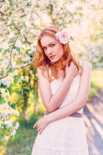 Фото Красивая девушка женщина в цветущих яблонях