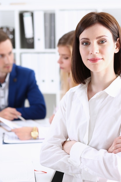 Bella ragazza sul posto di lavoro