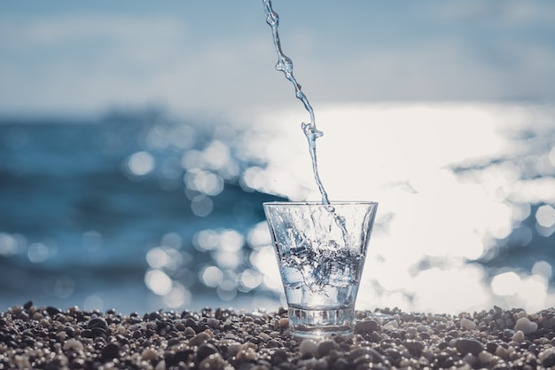 Photo beautiful glass with ice and pure mineral water