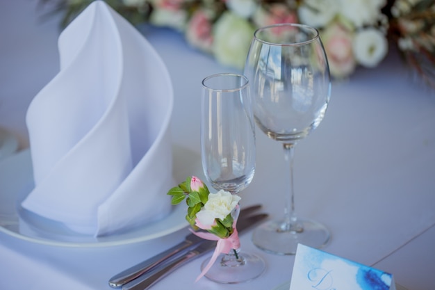 シャンパンとワインの美しいグラス、結婚式の装飾、お祝い、クローズアップ