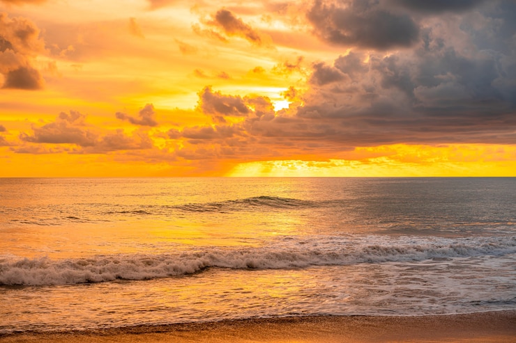 Photo 夕方の海の上の美しい輝かしい黄金の夕日と黄金の時間