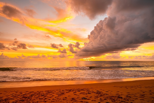 Splendido e glorioso tramonto dorato e ora d'oro sopra il mare in serata