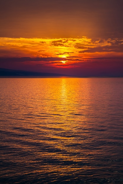 アドリア海に雲と美しい金色の夕日