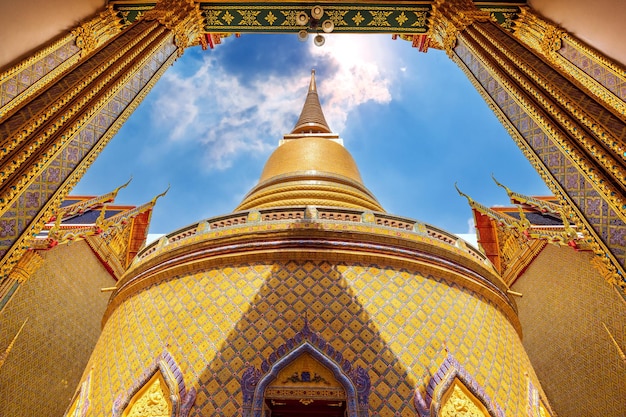태국 방콕에서 라마 5세 왕이 통치하는 고대 유적지인 라차보핏 사원의 아름다운 황금 예술과 건축물