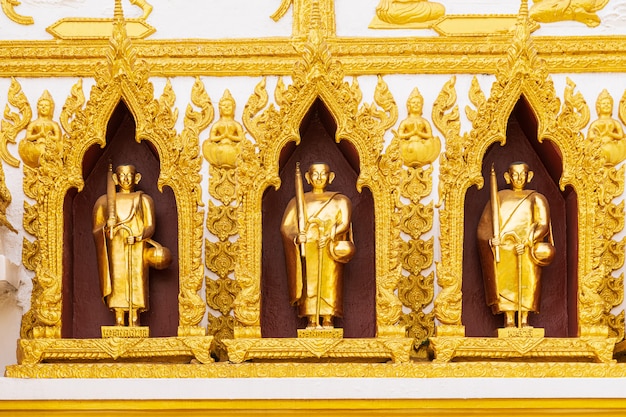 Фото Красивая золотая статуя будды.