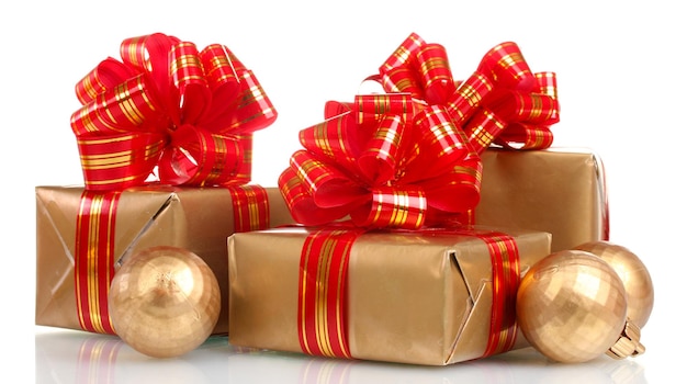 赤いリボンとクリスマスボールが白で隔離の美しい黄金の贈り物