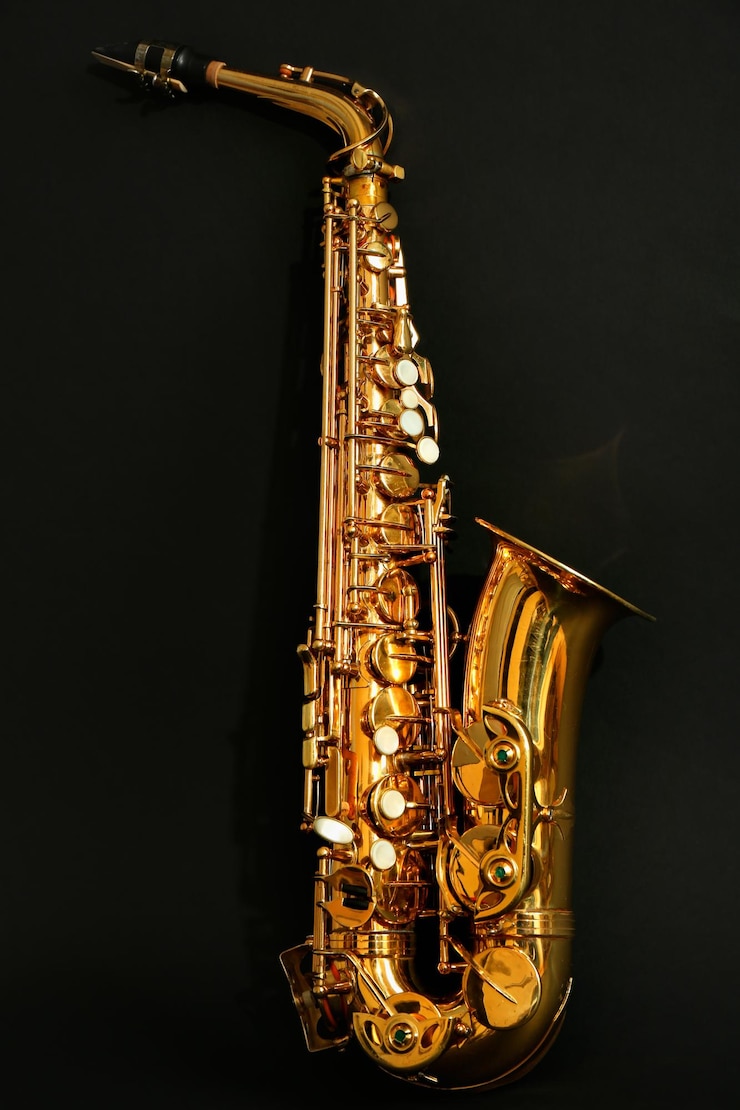 Photo beautiful golden saxophone on black background close up