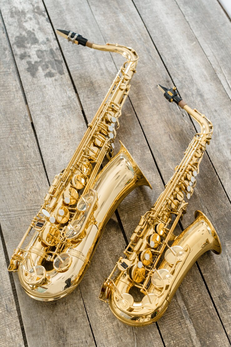 Photo 木製の床の上の美しい黄金のサックス