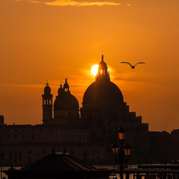 イタリア、ヴェネツィアのサンタマリアデッラサルード大聖堂の美しい黄金の夕日