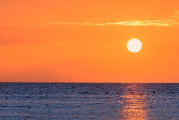 美しい黄金の熱帯のビーチの夕日