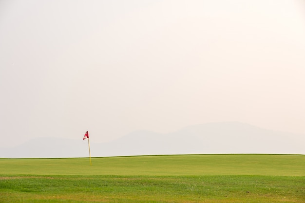 Foto bellissimo campo da golf