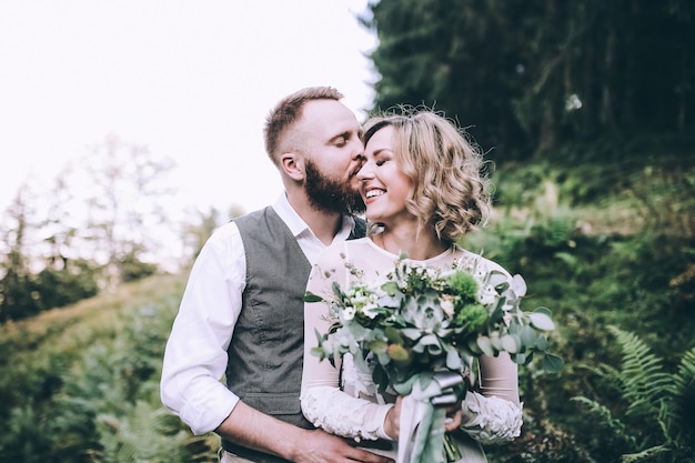 Foto bella splendida sposa in posa per lo sposo e divertirsi, cerimonia di lusso in montagna