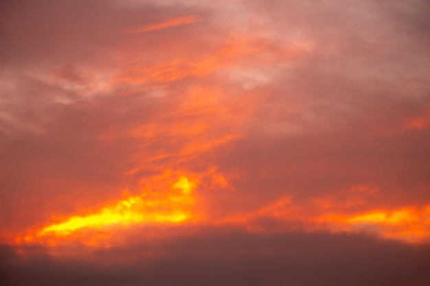 Bellissime nuvole arancioni sfumate e la luce del sole sul cielo blu perfetto per lo sfondo da prendere in everningtwilight stagione delle pioggeinverno estate