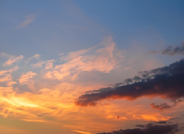 Foto bellissime nuvole arancioni gradienti e la luce del sole sul cielo blu perfetti per lo sfondo