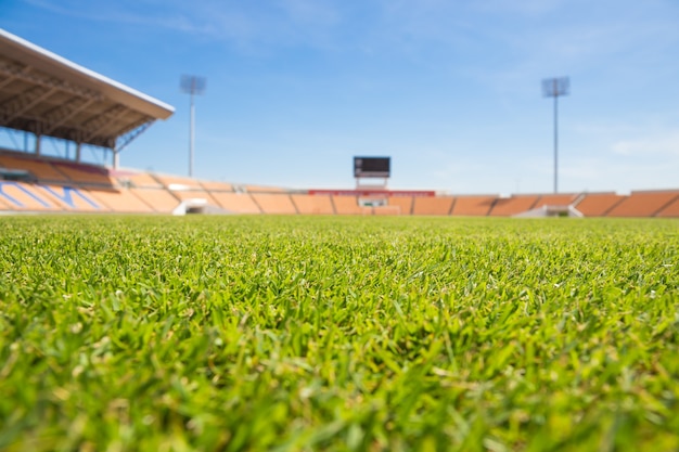 サッカーの試合や陸上競技で使用するための美しい草サッカースタジアム