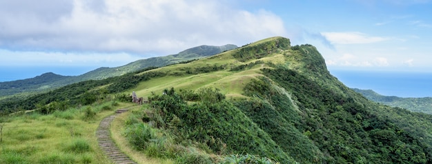 Bella prateria, prateria nella valle di taoyuan, caoling mountain trail passa sopra la vetta del monte. wankengtou a taiwan.