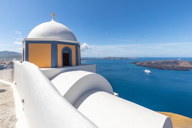 美しいギリシャ教会の鐘楼。サントリーニ島、ギリシャ、ヨーロッパ。贅沢な休暇の背景