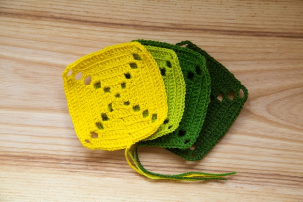 Photo a beautiful green crocheted sqares