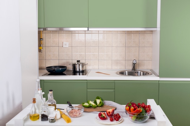 Foto bellissimo design degli interni della cucina verde