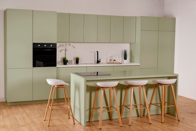 Bellissimo design degli interni della cucina verde