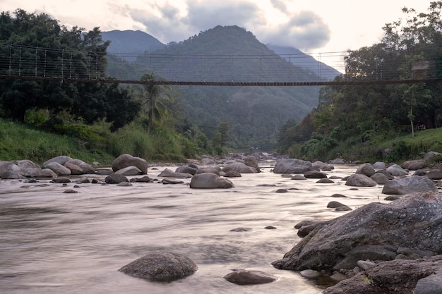 아름다운 녹색 산 강 Kiriwong 마을 태국