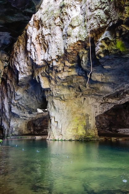 브라질 상파울로 주 소코로 시에 있는 아름다운 동굴 (영어: Beautiful Grotto in Socorro City, Sao Paulo State, Brazil)