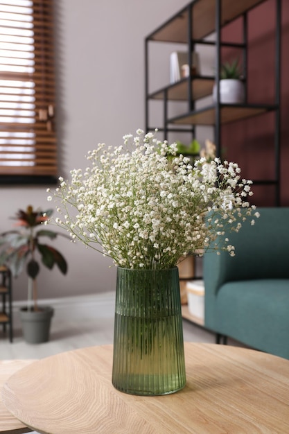 室内のテーブルの上に花瓶の美しいカスミソウの花
