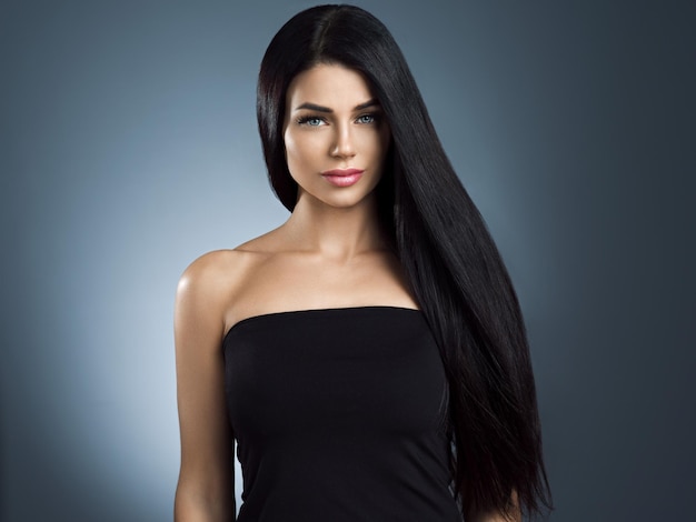 Photo beautiful hair woman with long brunette beauty helathy hairstyle female portrait. studio shot.