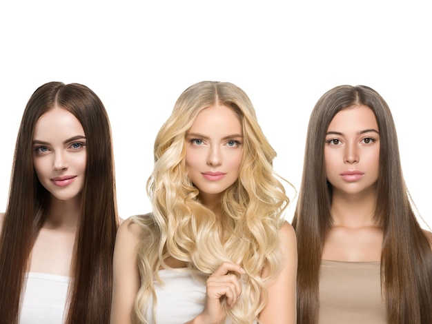 美しい髪の女性は、白で隔離される長い髪型の異なる色とファッションを持つ美容コンセプトの女性をグループ化します。巻き毛と滑らかなブルネットとブロンドの髪のモデル。スタジオショット。