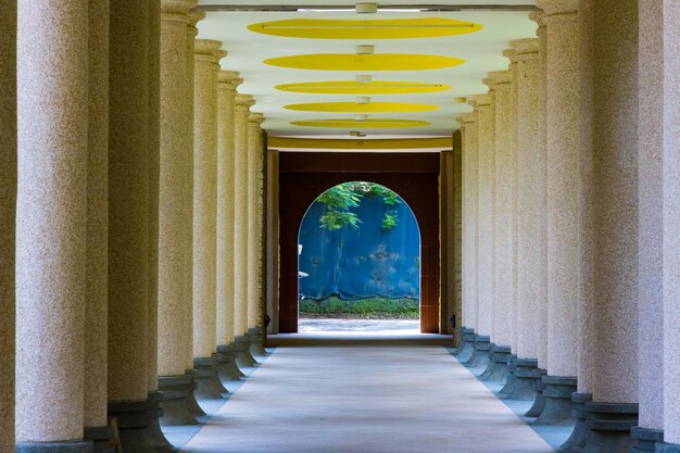 Photo beautiful hallway with white pillars in a monastery and museum of taiwan