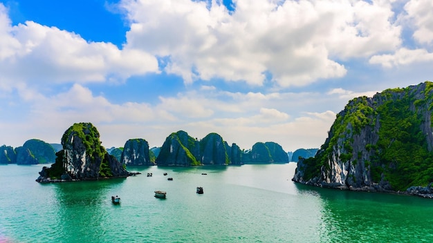 Photo beautiful halong bay vietnam with a scenic view