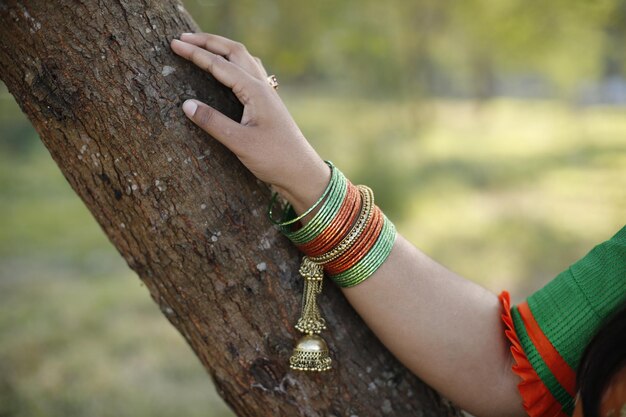 Foto bellissima mano piena di braccialetti colorati