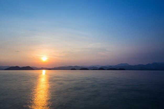 夕暮れの中国の美しい杭州千島湖