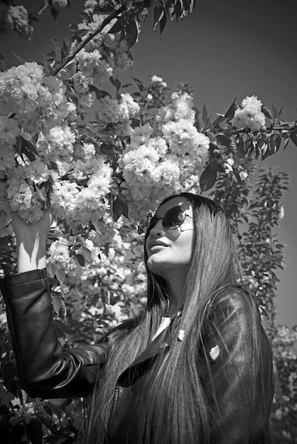 Foto bella donna castana felice nel parco in una calda giornata estiva