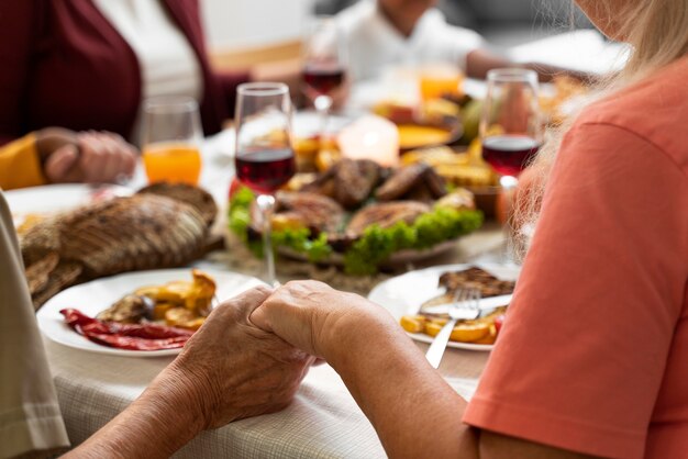 Bella famiglia felice che ha una bella cena del ringraziamento insieme