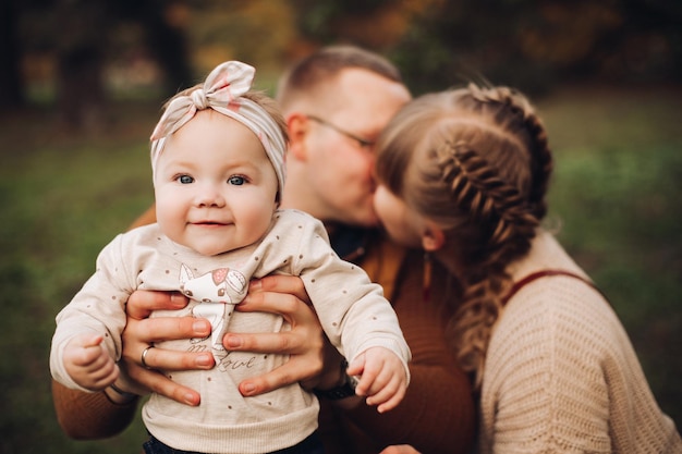 Photo beautiful and happy family with little child in park