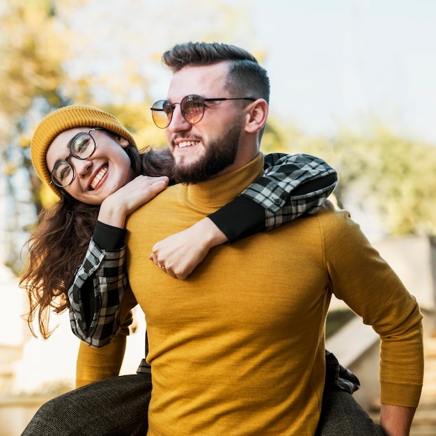 Amici belli e felici nel parco