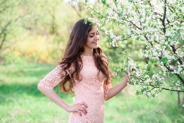 Bella ragazza felice sulla natura.