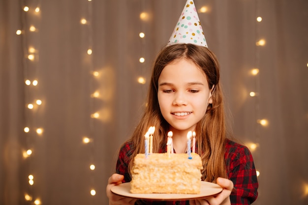 バースデーケーキと美しい幸せな十代の少女。