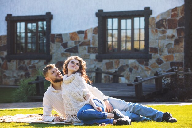 カントリーハウスの庭の美しい庭で美しく幸せな若いカップルの男性と女性