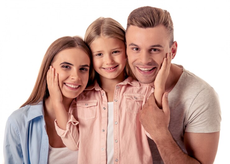 Photo beautiful happy young parents and their little daughter.