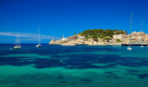 Foto bellissimo porto con faro e yacht