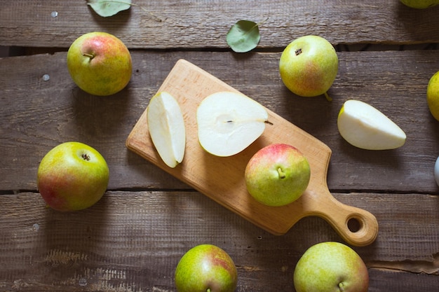 Photo beautiful and healthy pears on a wooden table