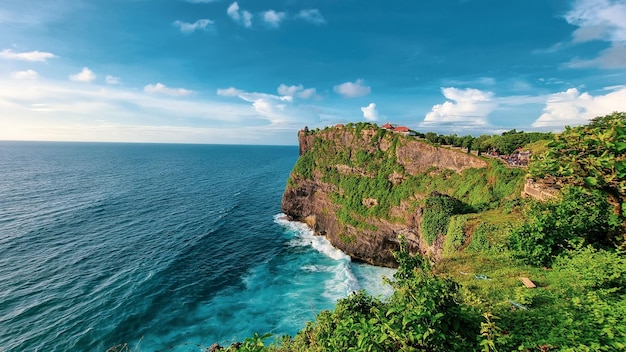 Foto belle onde della spiaggia e della collina a bali indonesia