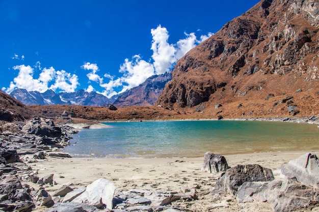 Красивые горы Гималаи и озеро в походе к базовому лагерю Апи Химал, озеро Кали Дхунга Дарчула, Непал