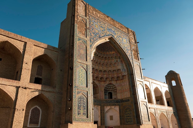 夕方のウズベキスタンの美しい歴史的建造物